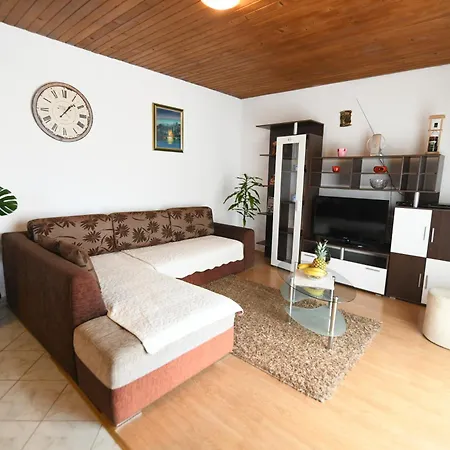 Marko With Pool And Bbq Сasa de vacaciones