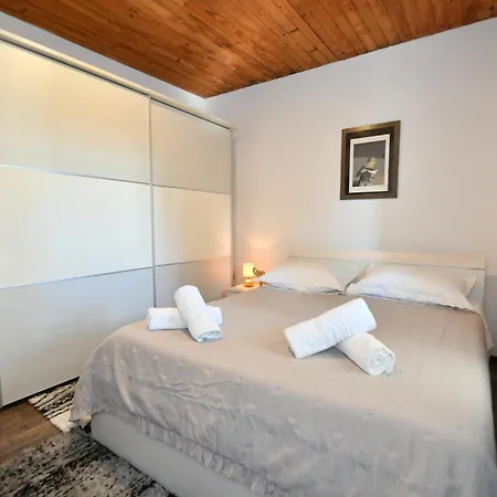 Marko With Pool And Bbq Сasa de vacaciones