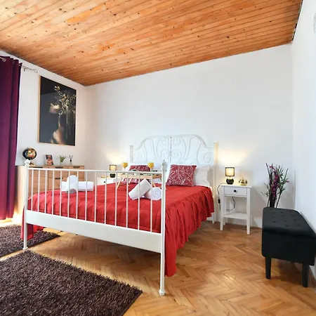 Marko With Pool And Bbq Сasa de vacaciones *