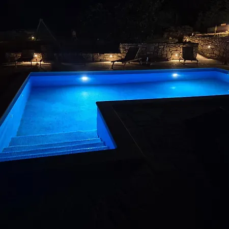 Old Oak Villa-House With Private Pool, Authentic Tavern & Bbq Hébergement de vacances *