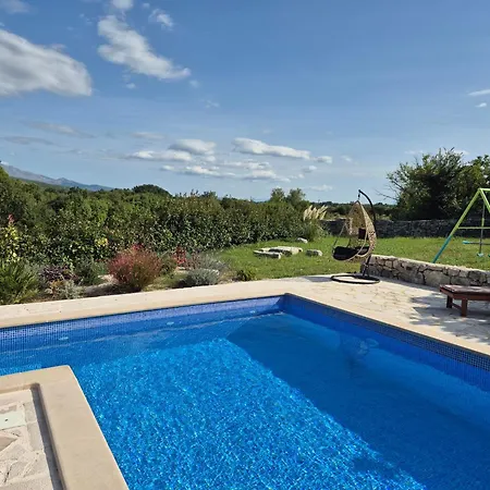 Marko With Pool And Bbq Сasa de vacaciones